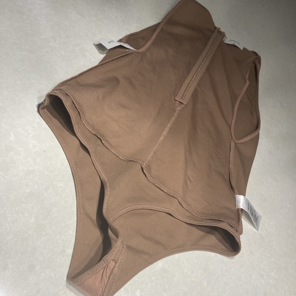 New Aritzia Babaton high neck Arnold Nutmeg Muscade  Bodysuit Size M Wtags ⭐️⭐️ - Picture 17 of 17
